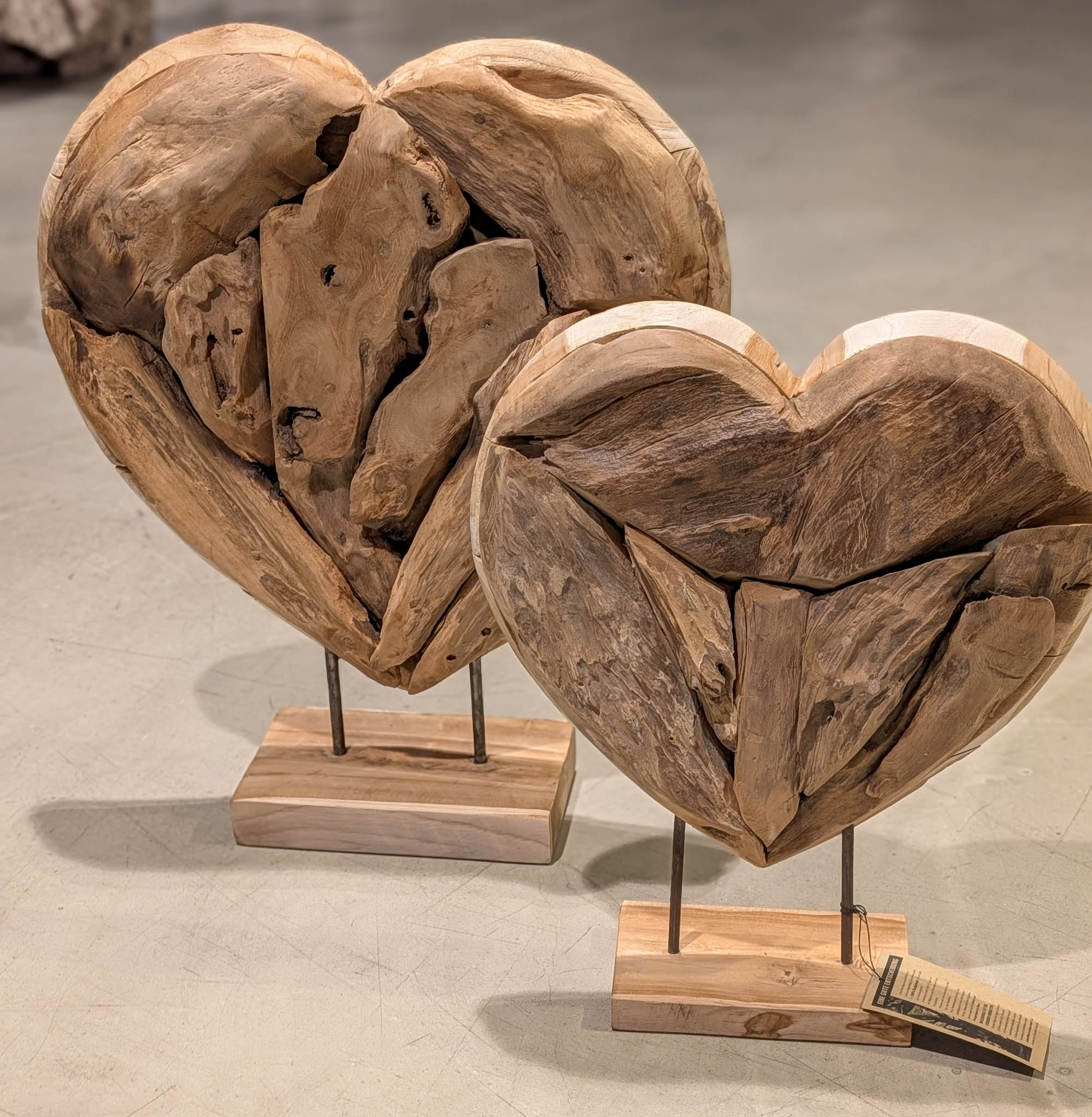 Deko Holz Herz aus recyceltem Teakholz – Natur-Unikat auf Standfuß 40cm