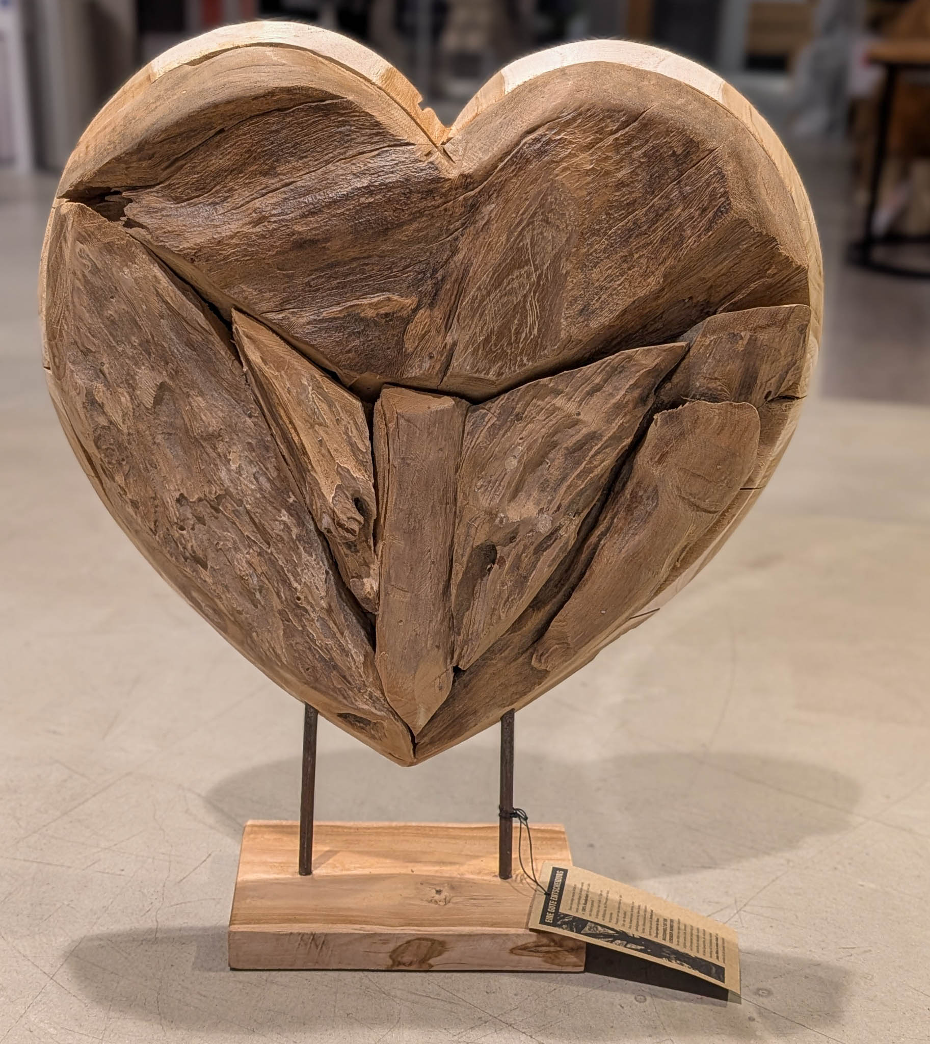 Deko Holz Herz aus recyceltem Teakholz – Großes Natur-Unikat auf Standfuß 60cm