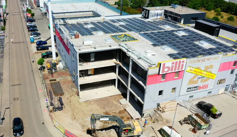 Luftaufnahme der Großbaustelle am Möbelhaus im Jahr 2020.